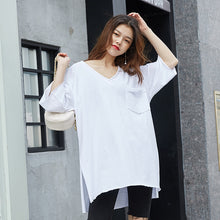 Load image into Gallery viewer, 2019 New White Short Sleeve T-Shirt Hong Kong Wind V-Neck Design Short Back Long Solid Color Pocket T-Shirt 66013