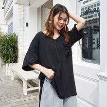 Load image into Gallery viewer, 2019 New White Short Sleeve T-Shirt Hong Kong Wind V-Neck Design Short Back Long Solid Color Pocket T-Shirt 66013
