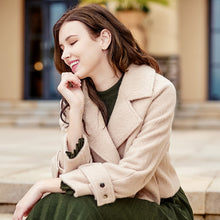 Load image into Gallery viewer, 2018 Winter New Women's Wear Aerbaqia Short Hair coat 97077